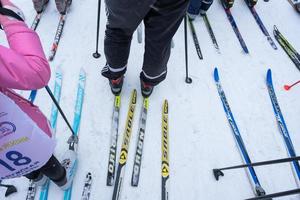 anual totalmente russo Esportes evento açao esqui rastrear do Rússia. desportivo estilo de vida para adultos, crianças, família feriado em pelo país esquiar - massa raça em uma Nevado acompanhar. Rússia, Kaluga - marcha 4, 2023 foto