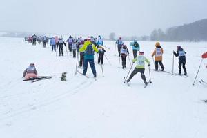 anual totalmente russo Esportes evento açao esqui rastrear do Rússia. desportivo estilo de vida para adultos, crianças, família feriado em pelo país esquiar - massa raça em uma Nevado acompanhar. Rússia, Kaluga - marcha 4, 2023 foto