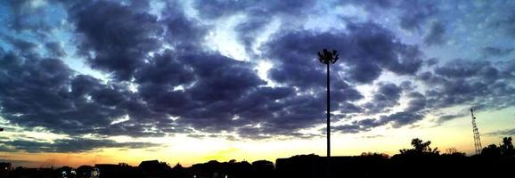 silhueta panorama Visão do terra e a Sombrio azul céu foto