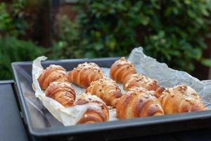 Croissants artesanais feitos com produtos orgânicos, assados na cozinha da casa. foto