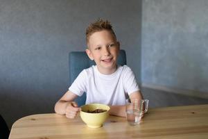 fofa Garoto come uma seco café da manhã às casa e sorrisos foto