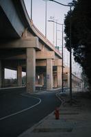 viaduto cais e calçada às pôr do sol foto