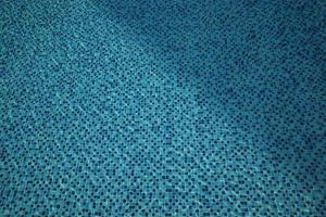azul mosaico lado a lado natação piscina foto