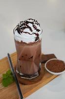 chocolate frappe misturado com gelo e leite com cobertura açoitado creme em topo foto