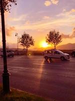 deslumbrante nascer do sol beleza em a estrada - uma devo Vejo vista foto