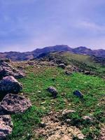 experiência a tirar o fôlego beleza do a panorama às a topo do uma montanha uma viagem para a cume do natural grandeza e majestade foto