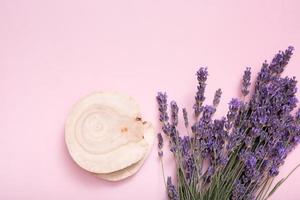 pódio, palco ou pedestal com vista superior de flores de lavanda. maquete para produtos cosméticos foto