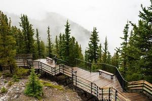 enxofre montanha dentro alberta, Canadá em uma temperamental outono dia foto