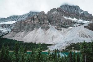 pé de galinha montanha dentro alberta, Canadá com deslumbrante turquesa água foto