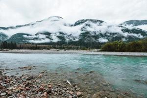 rio dentro Alaska Onde ursos pardos gostar para peixe com nebuloso montanhas foto