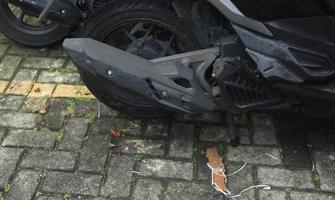 Preto moto ou motocicleta knalpot escape foto isolado em tijolo chão ao ar livre fundo. veículo equipamento ferramenta objeto imagem.