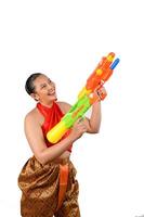 retrato mulher bonita no festival songkran com pistola de água foto