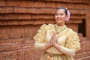 retrato mulher bonita no festival songkran com traje tradicional tailandês foto