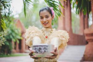 retrato mulher bonita no festival songkran com traje tradicional tailandês foto