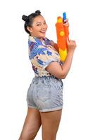 mulher sorridente de retrato no festival songkran com pistola de água foto