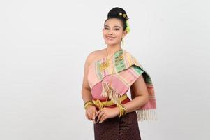 retrato do bonita mulher dentro tailandês tradicional roupas lindo em pé posando foto
