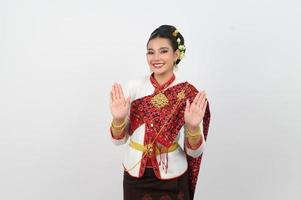 ásia bonita mulher dentro nordeste vestir ficar de pé dentro lindo tailandês dança foto