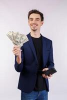 retrato de um homem alegre segurando notas de dólar sobre fundo branco foto