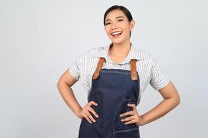 retrato jovem asiático sorrindo com felicidade em garçonete unifrom foto