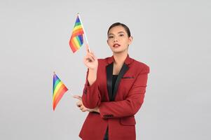 pose lgbq de mulher bonita com bandeira multicolorida foto