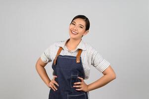 retrato jovem asiático sorrindo com felicidade em garçonete unifrom foto