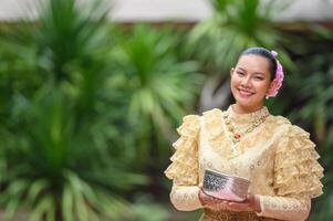 retrato mulher bonita no festival songkran com traje tradicional tailandês foto