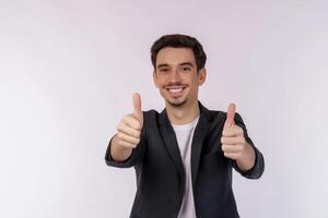 retrato do feliz sorridente jovem homem de negocios mostrando polegares acima gesto em isolado sobre branco fundo foto