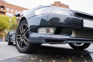 clássico Preto japonês poderoso sedan carro dentro a outono urbano panorama foto