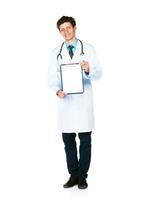 cheio comprimento jovem sorridente masculino médico mostrando prancheta com cópia de espaço para texto em branco foto