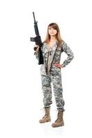soldado jovem lindo menina vestido dentro uma camuflar com uma arma de fogo dentro dele mão em branco foto