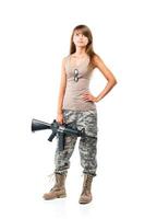 soldado jovem lindo menina vestido dentro uma camuflar com uma arma de fogo dentro dele mão em branco foto