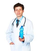 retrato do uma sorridente masculino médico segurando garrafa do água em branco foto