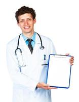 jovem masculino sorridente médico mostrando prancheta com cópia de espaço para texto em foto