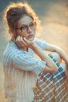 engraçado menina aluna com óculos e uma vintage vestir foto