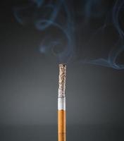 fumar cigarro em Preto foto