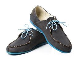 Preto masculino couro mocassins com azul solas e atacadores em uma branco foto