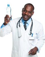 retrato do uma sorridente masculino médico segurando garrafa do água em branco foto