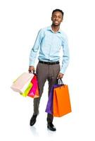 feliz africano americano homem segurando compras bolsas em branco fundo foto