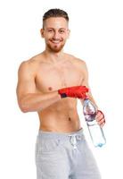 Atlético atraente homem vestindo boxe ataduras com garrafa do água em a branco foto