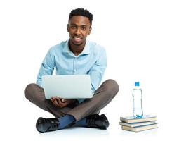 feliz africano americano Faculdade aluna com computador portátil em branco foto