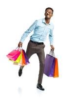 feliz africano americano homem segurando compras bolsas em branco fundo foto