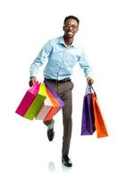 feliz africano americano homem segurando compras bolsas em branco fundo foto