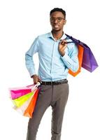 feliz africano americano homem segurando compras bolsas em branco fundo foto