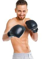esporte atraente homem vestindo boxe luvas em a branco foto