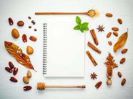 sabores de outono e caderno em branco foto