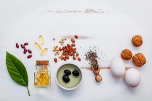 super alimentos em madeira branca foto