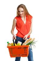 feliz mulher segurando uma cesta cheio do saudável Comida. compras foto