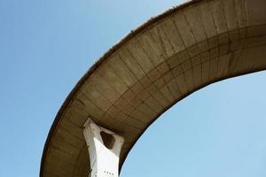 vista de baixo ângulo da arquitetura da ponte na cidade de bilbao, espanha foto