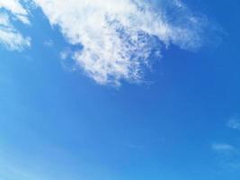 céu azul com nuvens brancas
