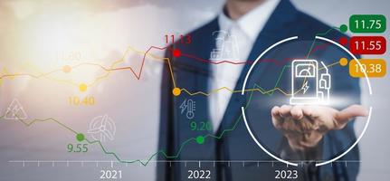 óleo energia gráfico do a mundo mercado, impacto em a economia conceito, empresário toque gráfico com a indicador em a óleo preço deslizar às gás estação, flutuações dentro óleo preços e troca troca. foto